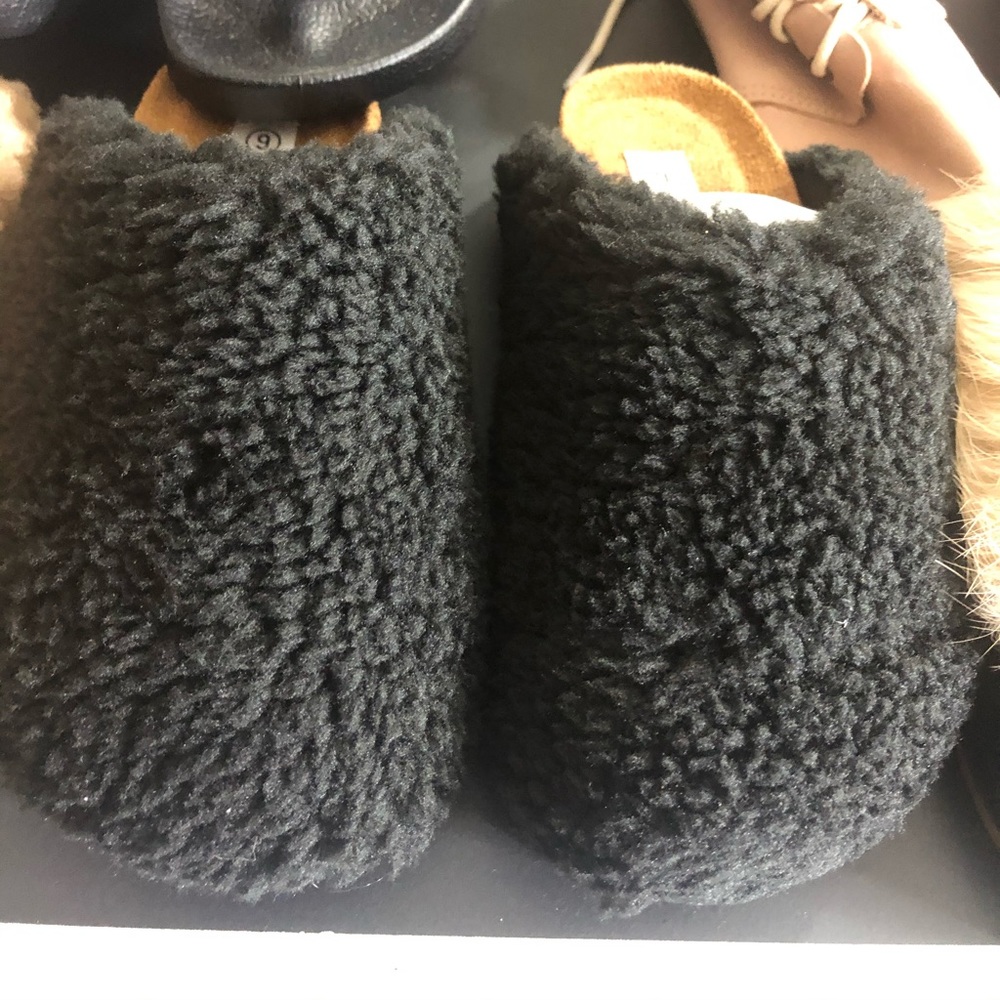 Lucky top fuzzy clog 
Size 9c